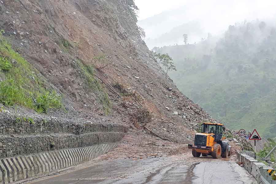 वर्षासँगै पहिराको कहर : देशका प्रमुख राजमार्गहरू अवरुद्ध, केही सडक एकतर्फी सञ्चालनमा