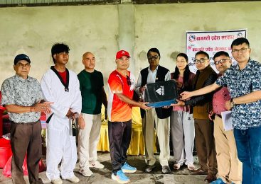 रत्ननगर तेक्वान्दोलाई खेलकुदका सामग्री हस्तान्तरण