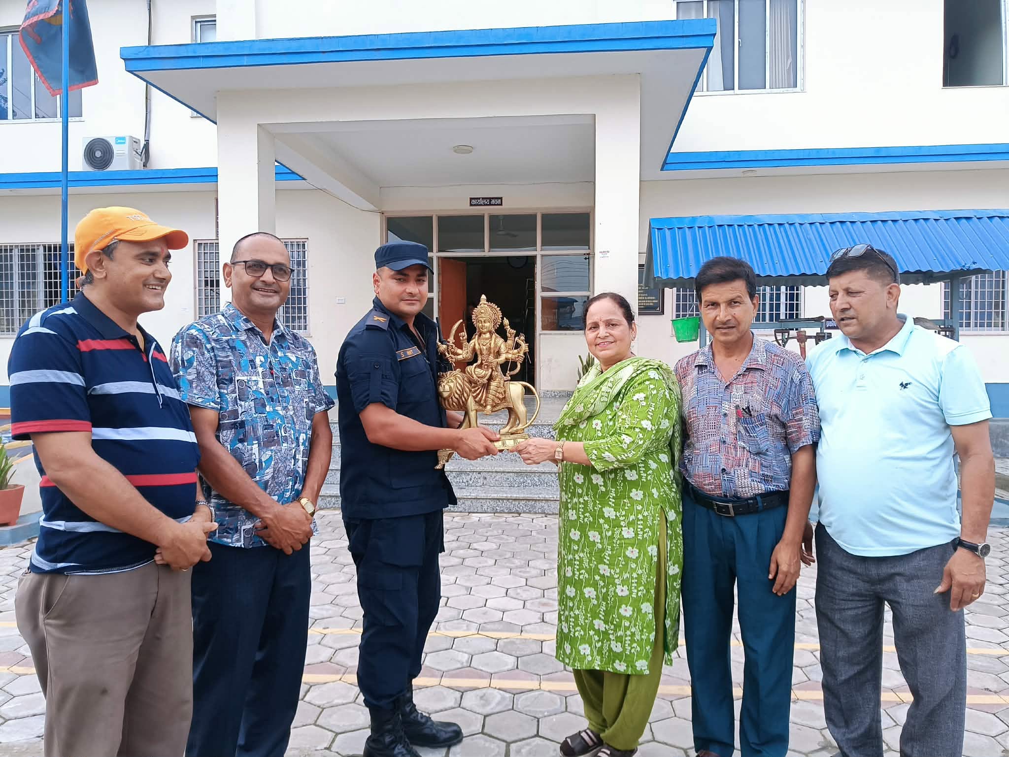 प्रहरी कार्यालयस्थित मन्दिरका लागि उपमेयर उप्रेतीद्वारा मूर्ति प्रदान
