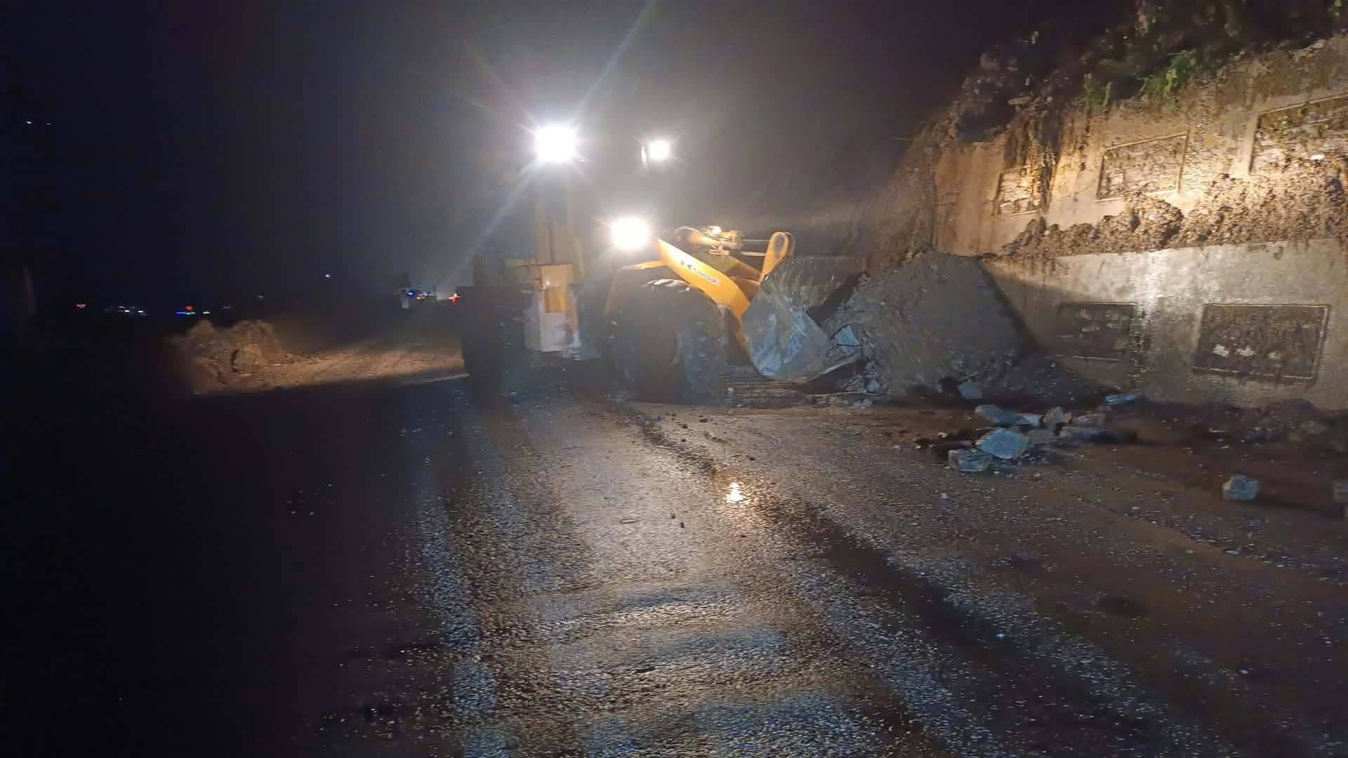 नाम्सी पुलमा निरन्तर ढुंगा खस्दै, नारायणगढ–मुग्लिन सडक एकतर्फी