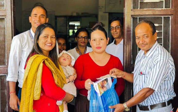 रत्ननगर–१३ मा १० जना सुत्केरीलाई पोषण सामग्री र एम्बुलेन्स खर्च वितरण