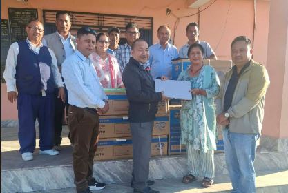 रत्ननगर–१५ का तीन सामुदायिक विद्यालयलाई ल्यापटप र एसी, शैक्षिक सुधारमा वडा अध्यक्ष तामाङको जोड